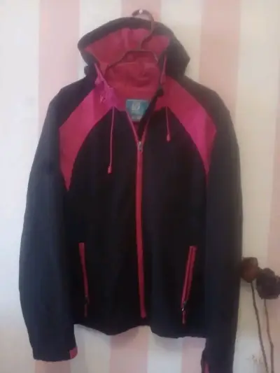 Chaqueta deportiva negra y fucsia con capucha - miniatura 1