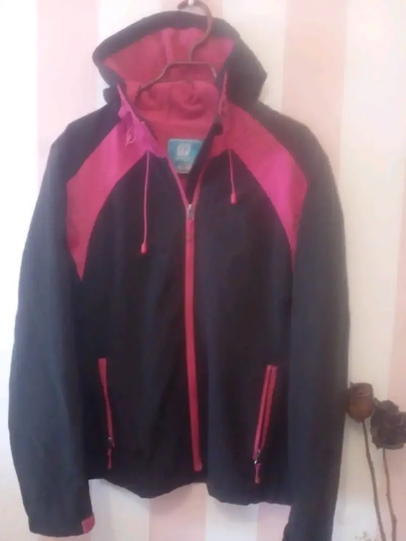 Chaqueta deportiva negra y fucsia con capucha - 2