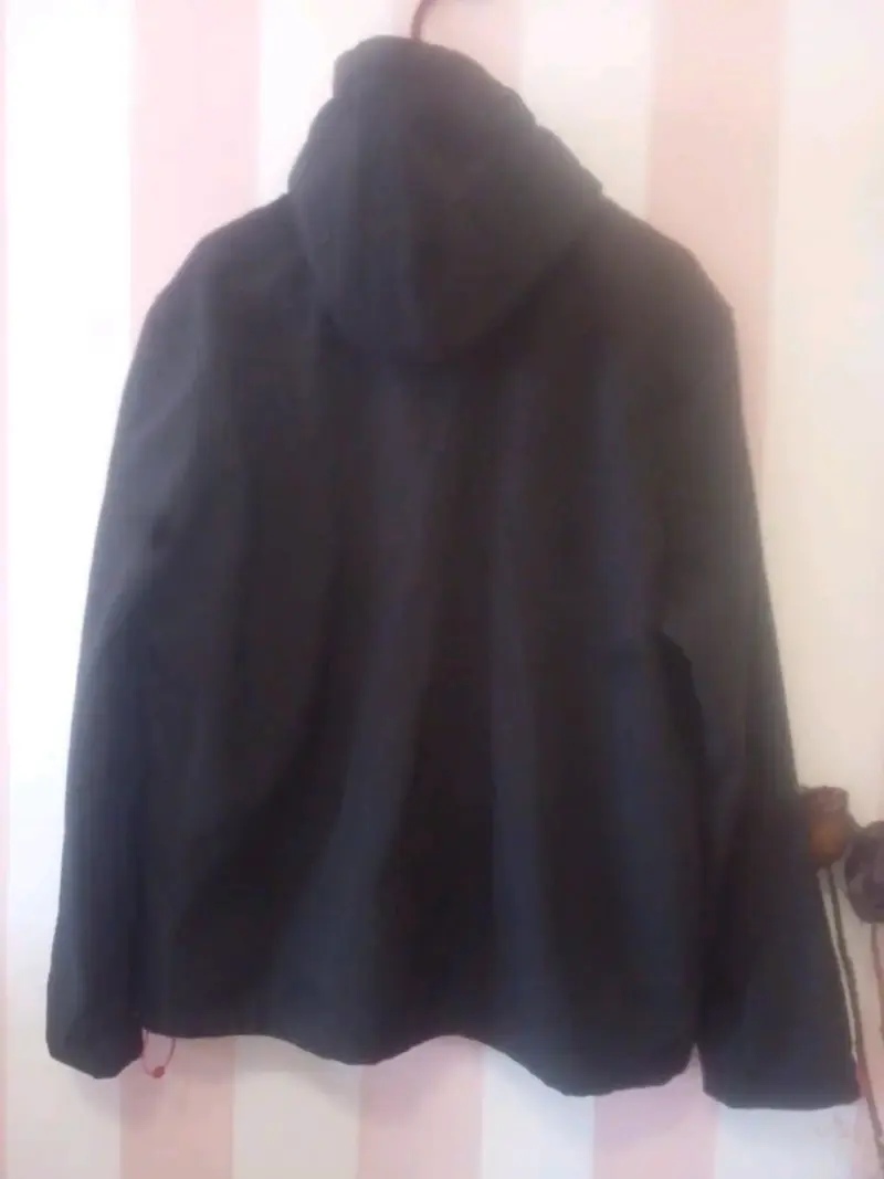 Chaqueta deportiva negra y fucsia con capucha - 3