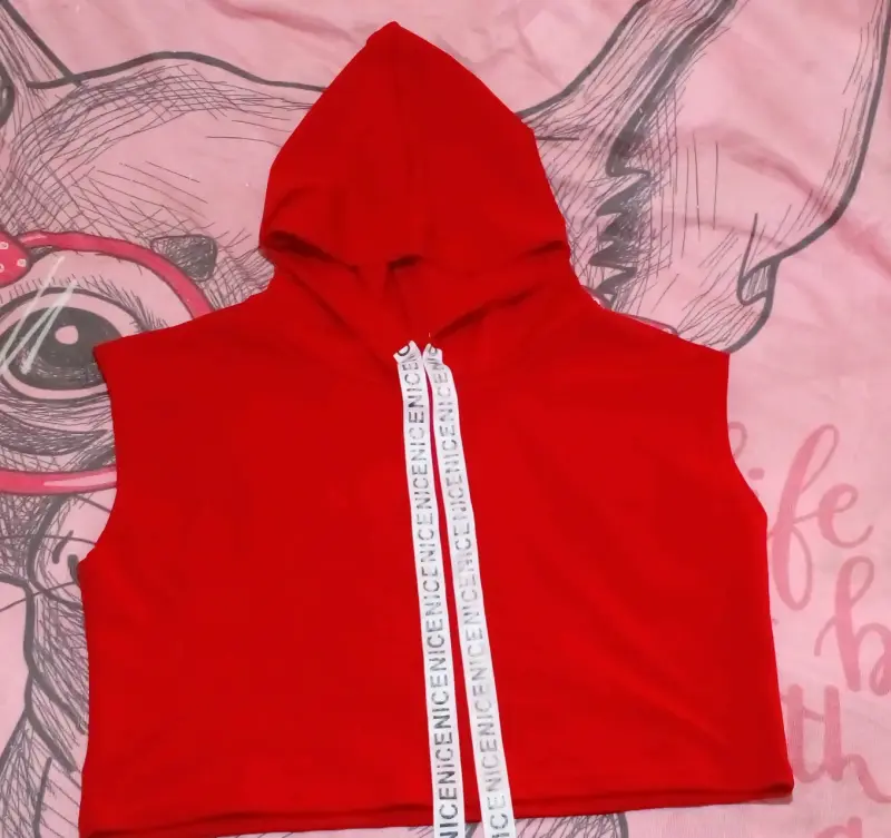 Chaleco sin mangas rojo con capucha