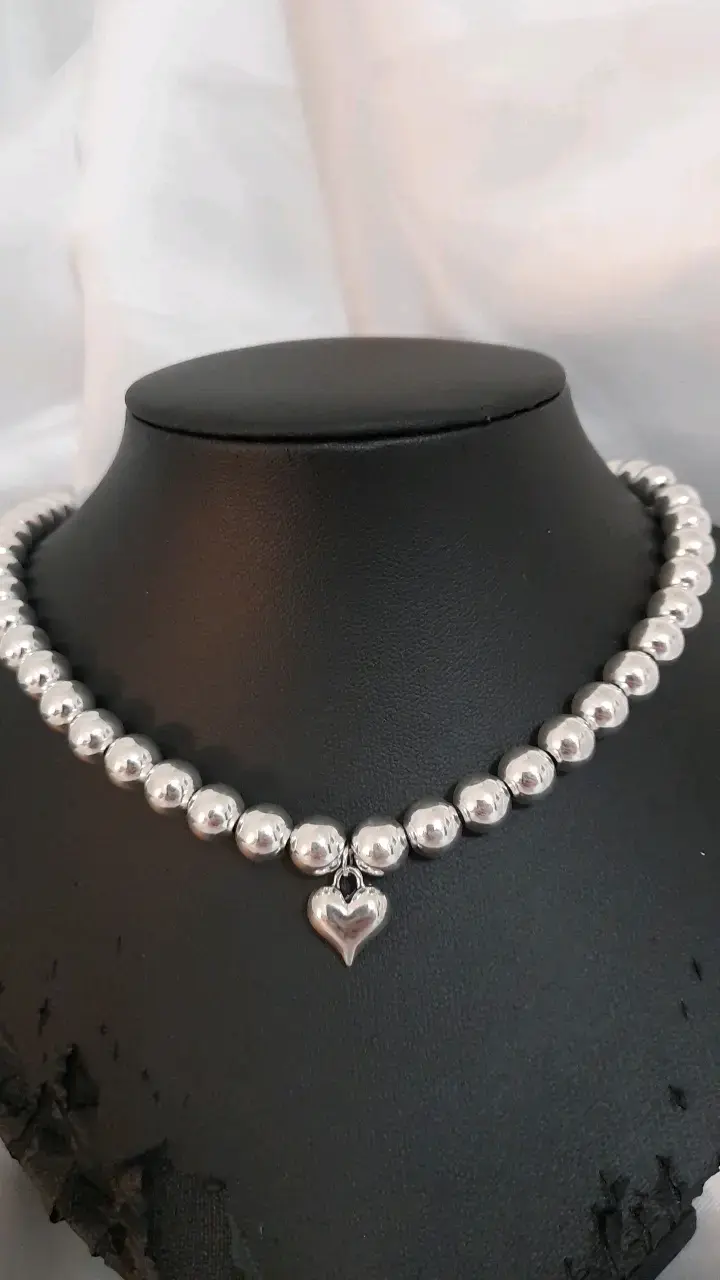 Collar de perlas plateadas con dije de corazón - 1