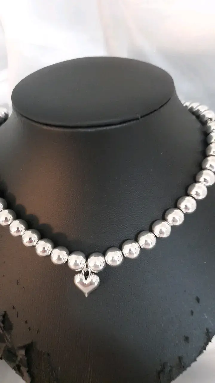 Collar de perlas plateadas con dije de corazón - 2