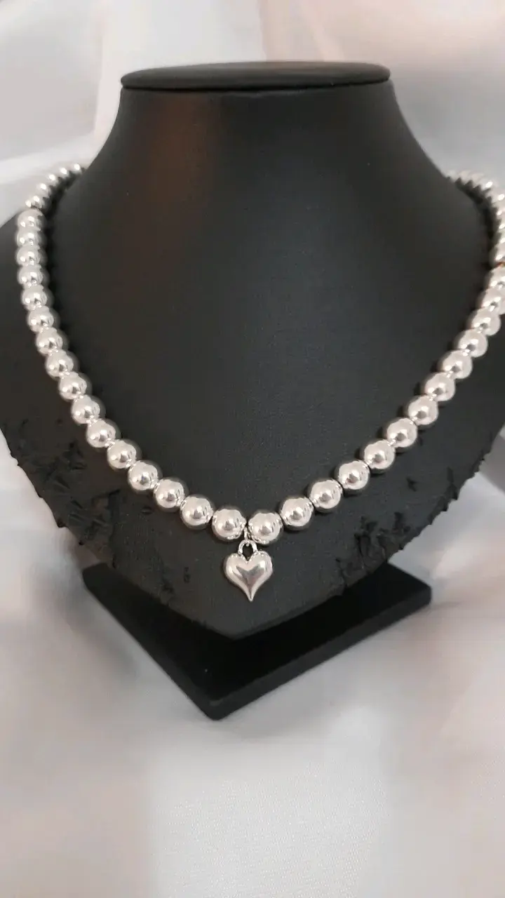 Collar de perlas plateadas con dije de corazón - 3