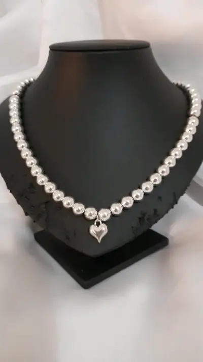 Collar de perlas plateadas con dije de corazón - miniatura 4