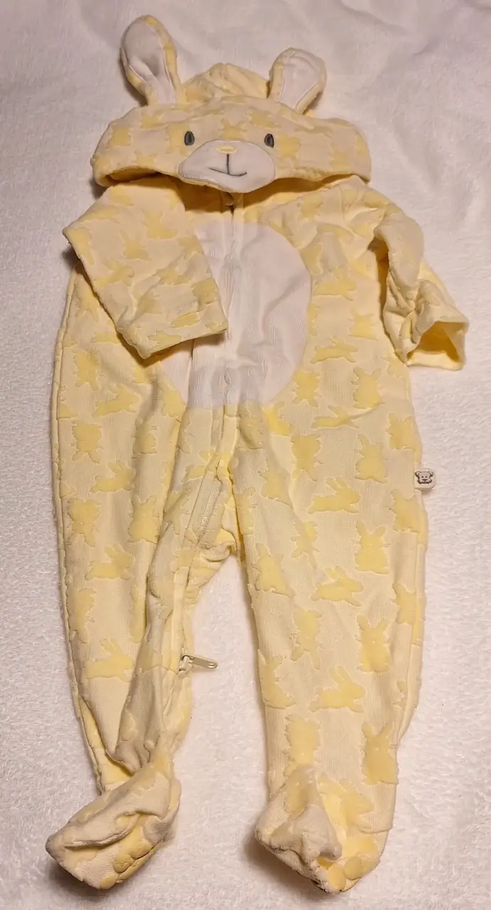 Enterito de bebé con diseño de conejo amarillo.