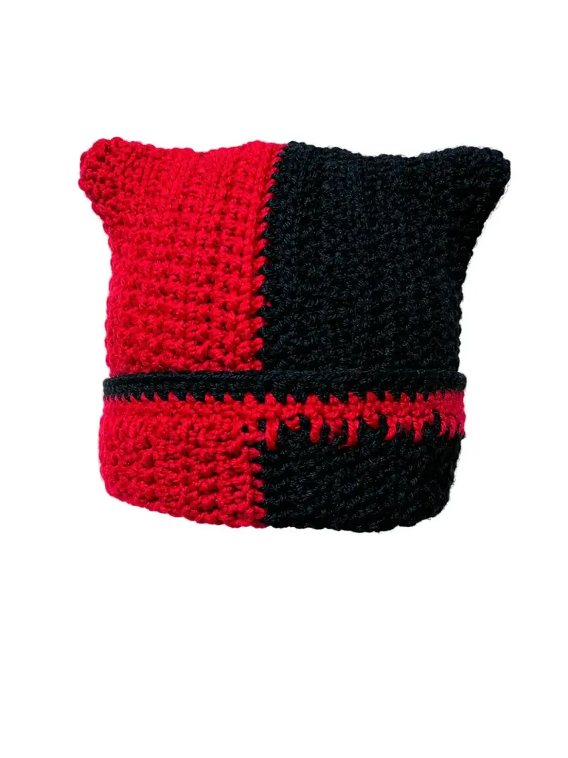 Gorro tejido a crochet bicolor rojo y negro