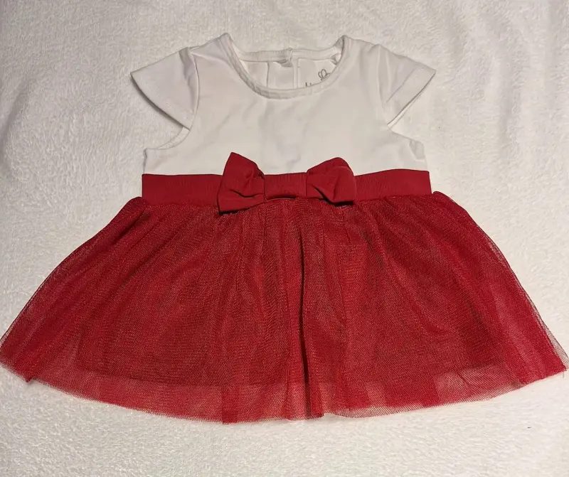 Vestido con calza de bebé blanco y rojo con lazo.