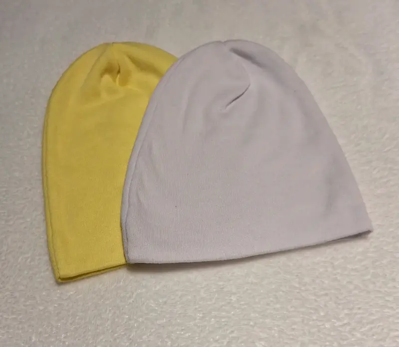 Set de gorros de algodón amarillo y blanco