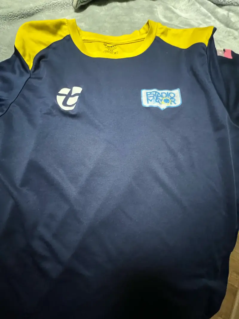 Polera deportiva Estadio Mayor azul y amarilla - 1
