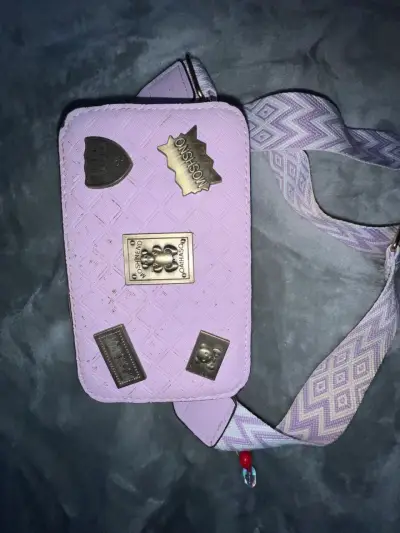 Bolso cruzado lila con detalles metálicos - miniatura 1