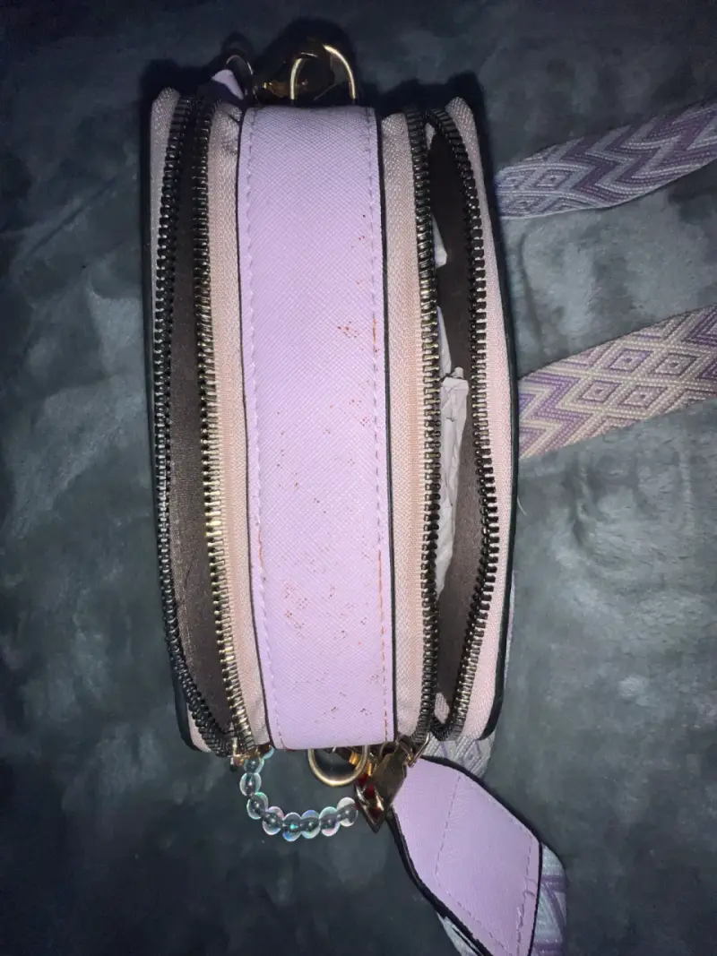 Bolso cruzado lila con detalles metálicos - 4