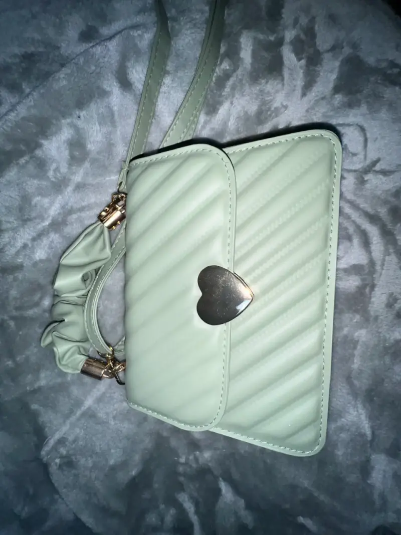Cartera verde menta con diseño de corazón - 1