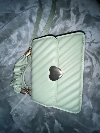 Cartera verde menta con diseño de corazón - miniatura 1