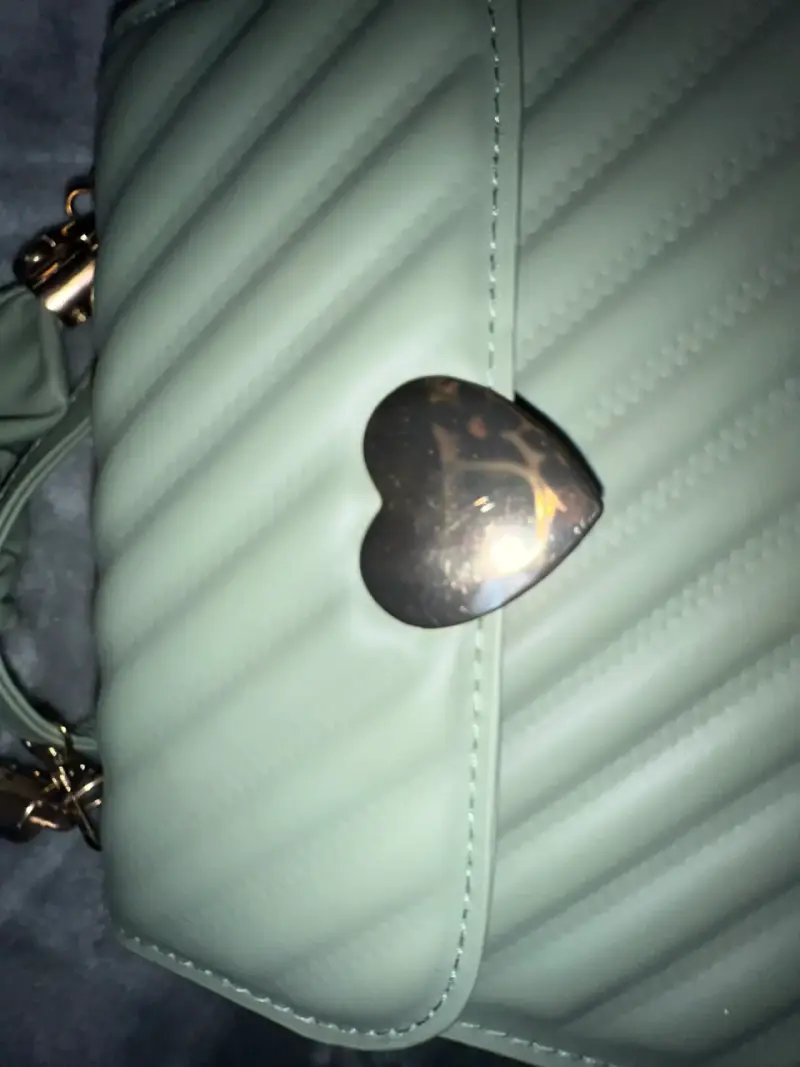 Cartera verde menta con diseño de corazón - 2
