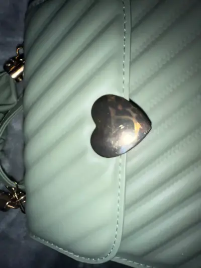 Cartera verde menta con diseño de corazón - miniatura 2