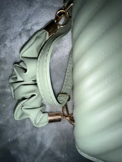 Cartera verde menta con diseño de corazón - miniatura 3