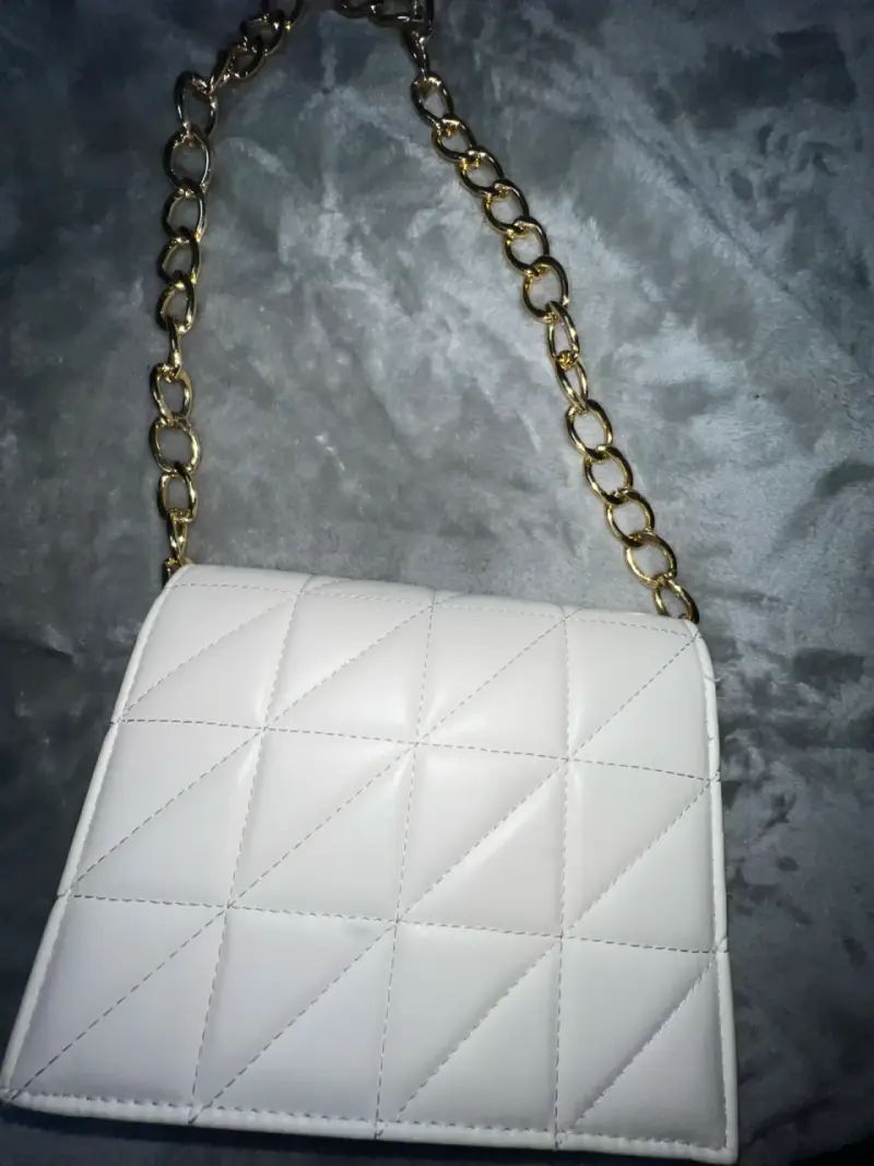 Cartera blanca con cadena dorada elegante - 1
