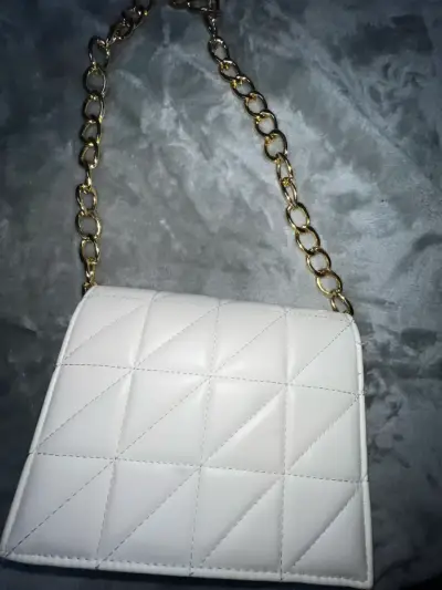 Cartera blanca con cadena dorada elegante - miniatura 1