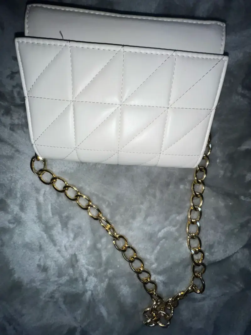 Cartera blanca con cadena dorada elegante - 2