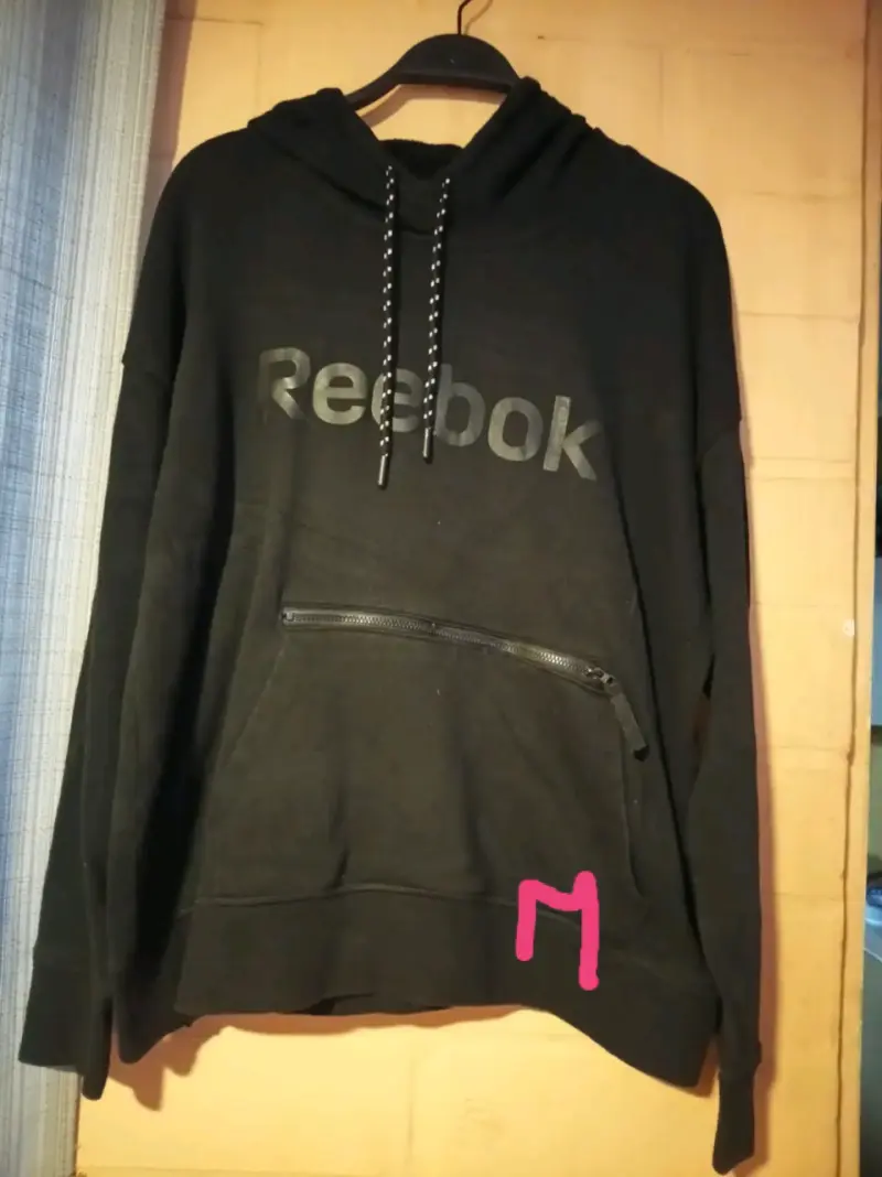 Polerón negro Reebok con bolsillo frontal