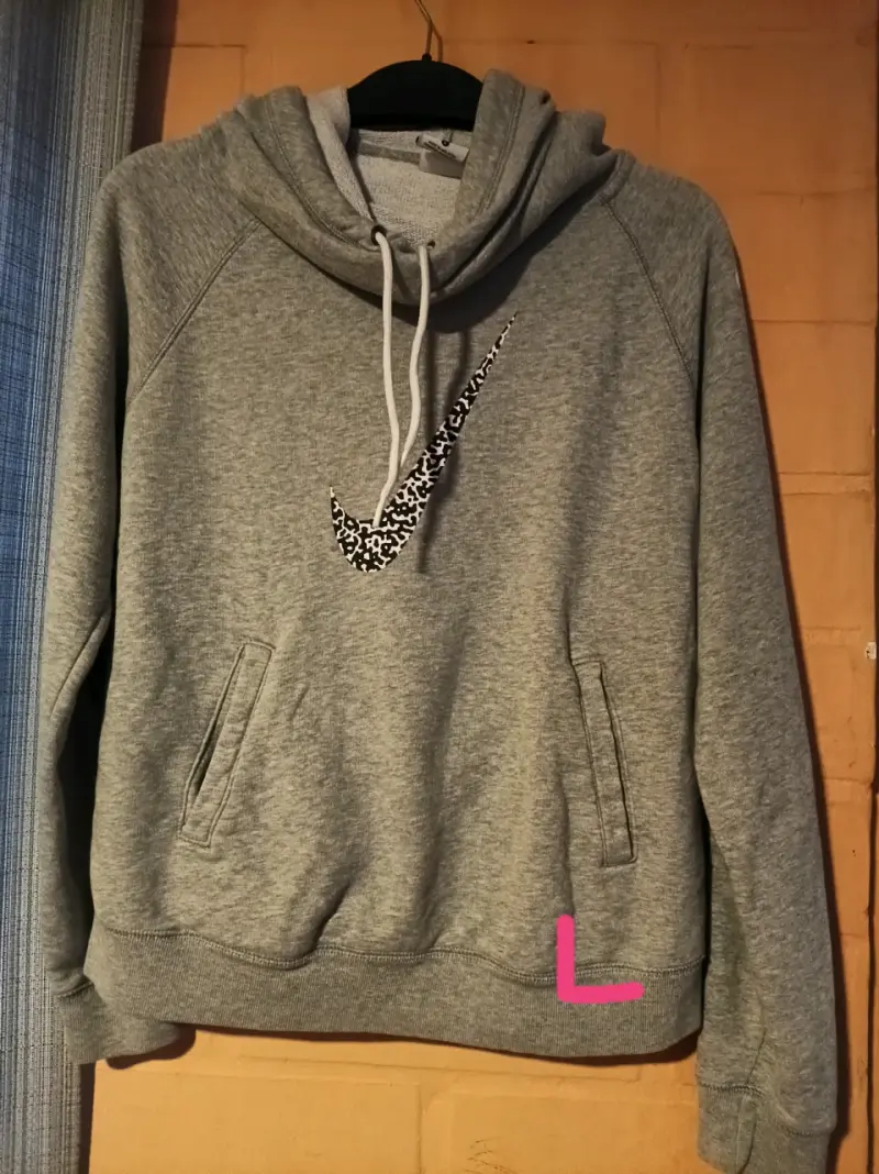 Polerón gris con capucha y logo estampado