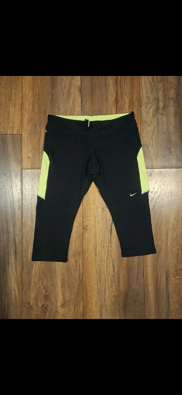 Calzas deportivas negras con detalles verdes Nike