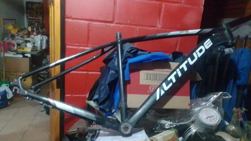 Cuadro de bicicleta Altitude en buen estado