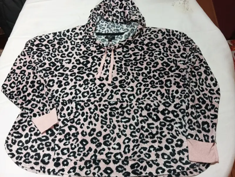 Polerón con capucha estampado animal print