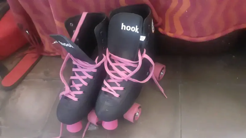Patines de cuatro ruedas Hook negros con rosado
