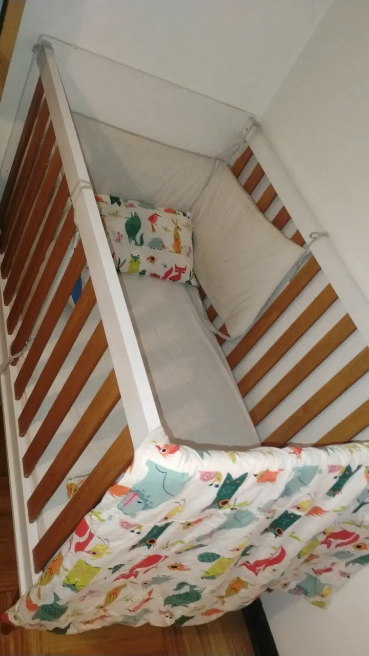 Cuna de madera para bebé con colchón - 2