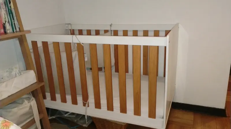 Cuna de madera para bebé con colchón - 3