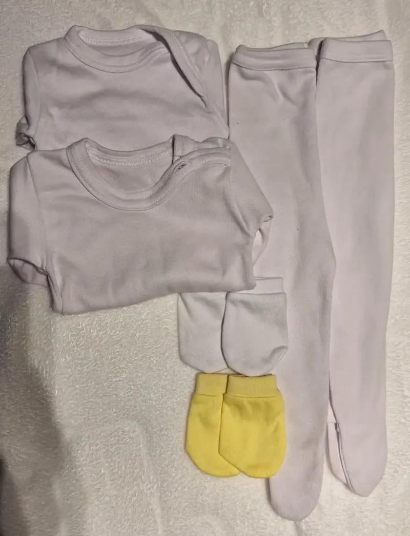 Conjunto de ropa para bebé blanco. RN