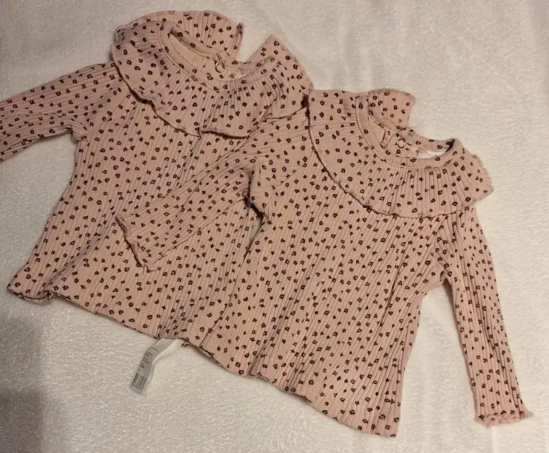 Conjunto de blusas infantiles.