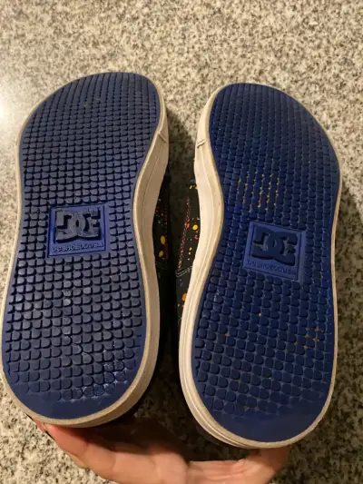 Zapatillas DC negras con diseño de salpicaduras - miniatura 2