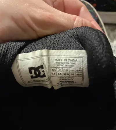 Zapatillas DC negras con diseño de salpicaduras - miniatura 3