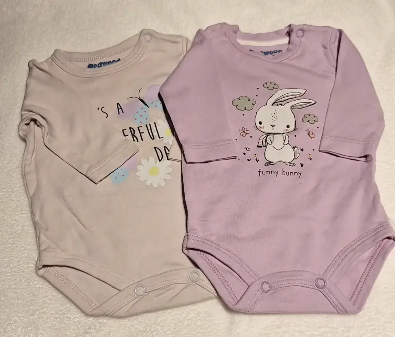 Conjunto de bodys para bebé.