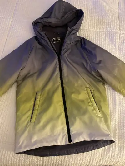 Chaqueta impermeable con capucha para hombre - miniatura 1