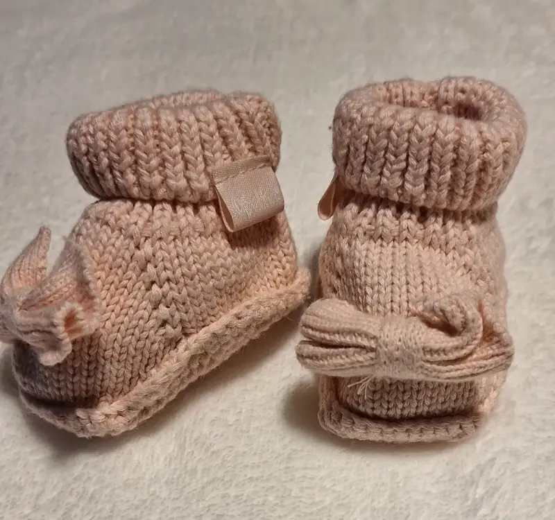 Botines de bebé tejidos color rosa.