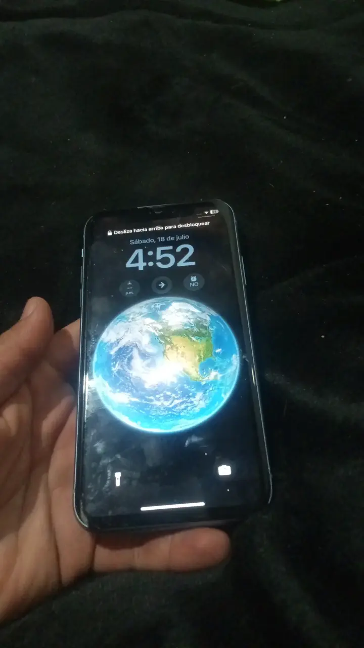 iPhone XR azul en buen estado - 1