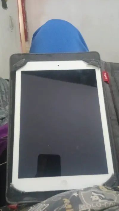 iPhone XR azul en buen estado - miniatura 6