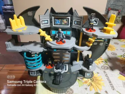 Batcueva de juguete con figuras de acción - miniatura 1