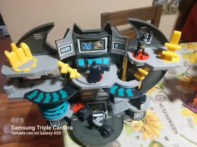 Batcueva de juguete con figuras de acción - miniatura 3