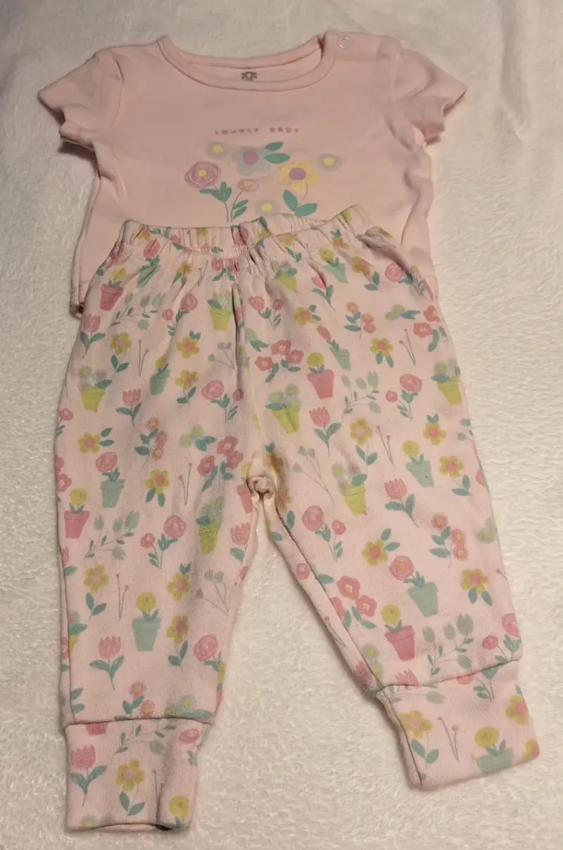 Conjunto de bebé rosa con estampado floral.