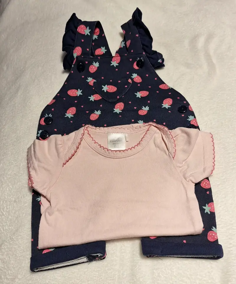 Conjunto de bebé con estampado de fresas.