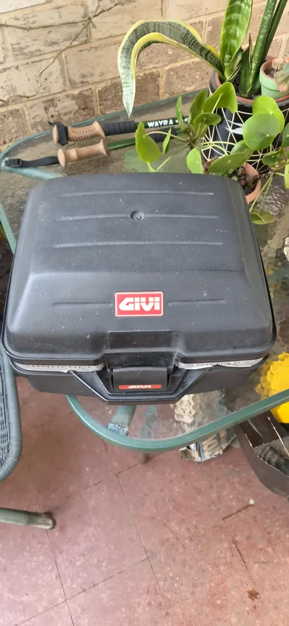 Baúl trasero para moto Givi sin cerradura - 1