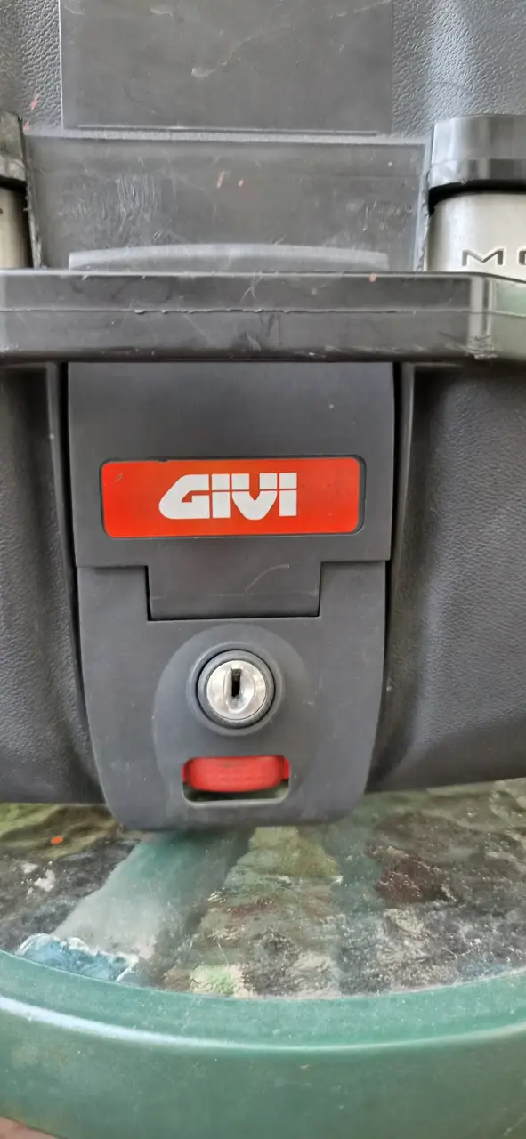 Baúl trasero para moto Givi sin cerradura - 2