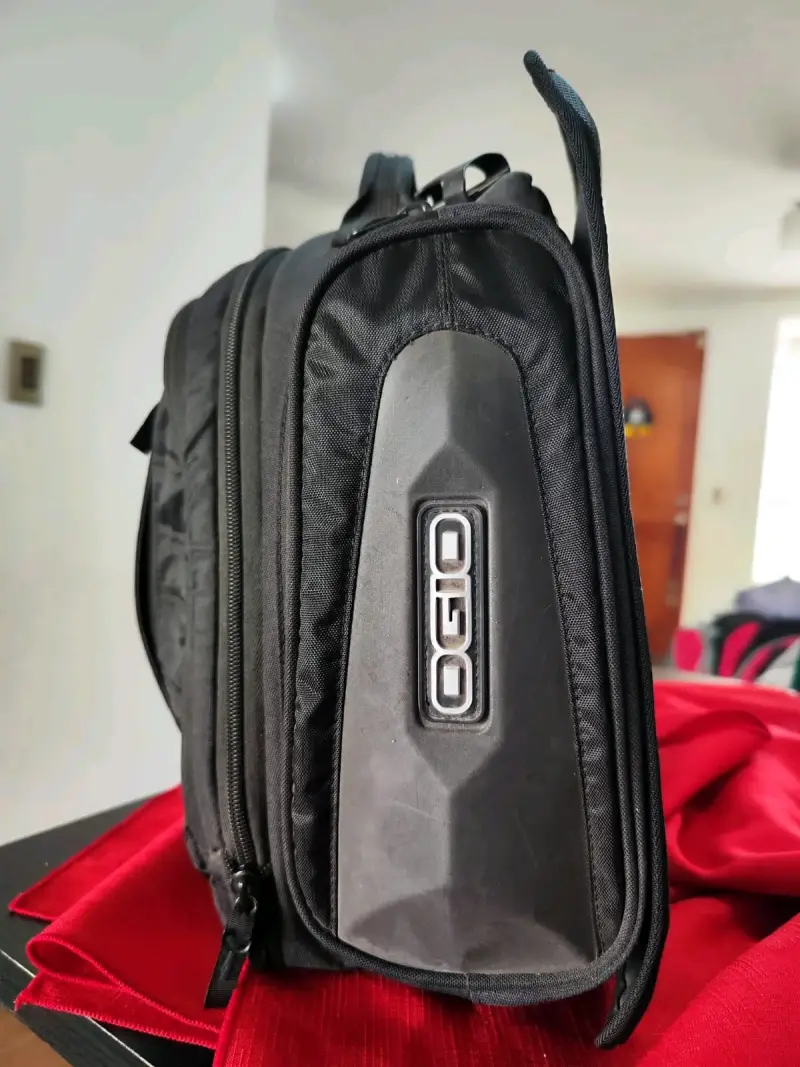 Mochila negra OGIO con múltiples compartimentos - 1