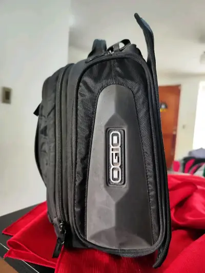 Mochila negra OGIO con múltiples compartimentos - miniatura 1