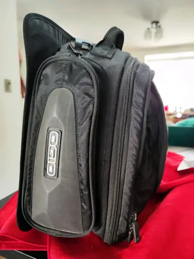 Mochila negra OGIO con múltiples compartimentos - miniatura 2