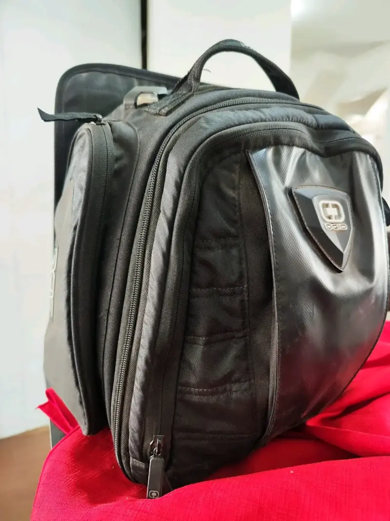 Mochila negra OGIO con múltiples compartimentos - 3
